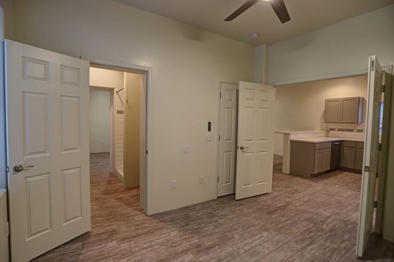 810 E 6th St - Photo 5 of 13