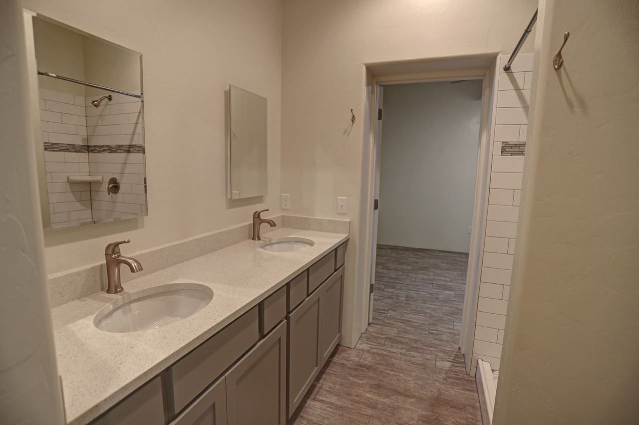 810 E 6th St - Photo 7 of 13