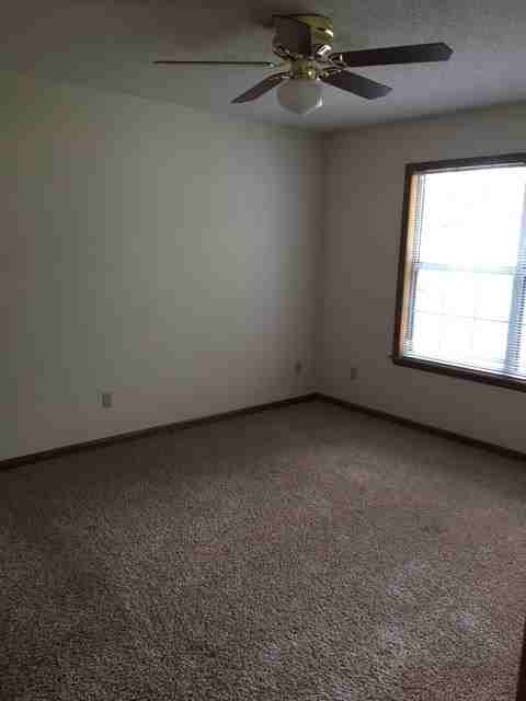 2308 Pineview Dr Apt B - Photo 4 of 6