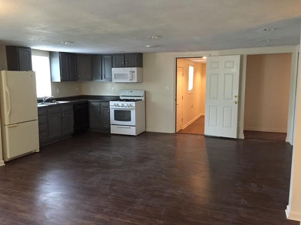 7419 Lawrence St - Photo 4 of 15