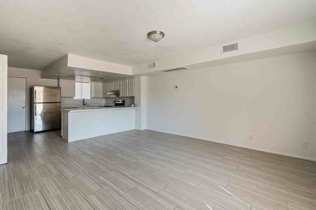 5869 N 59th Dr - Photo 6 of 31