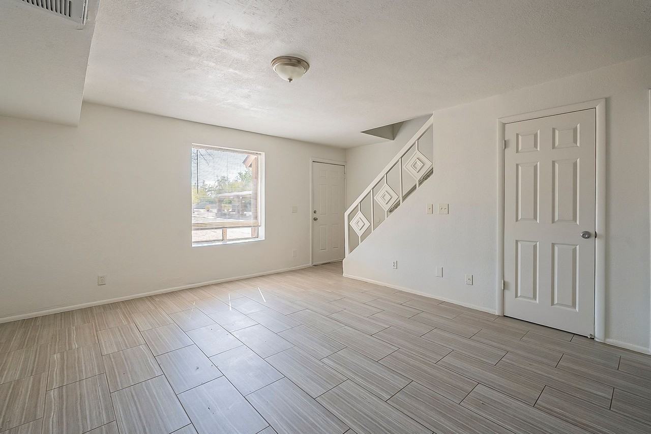 5869 N 59th Dr - Photo 7 of 31