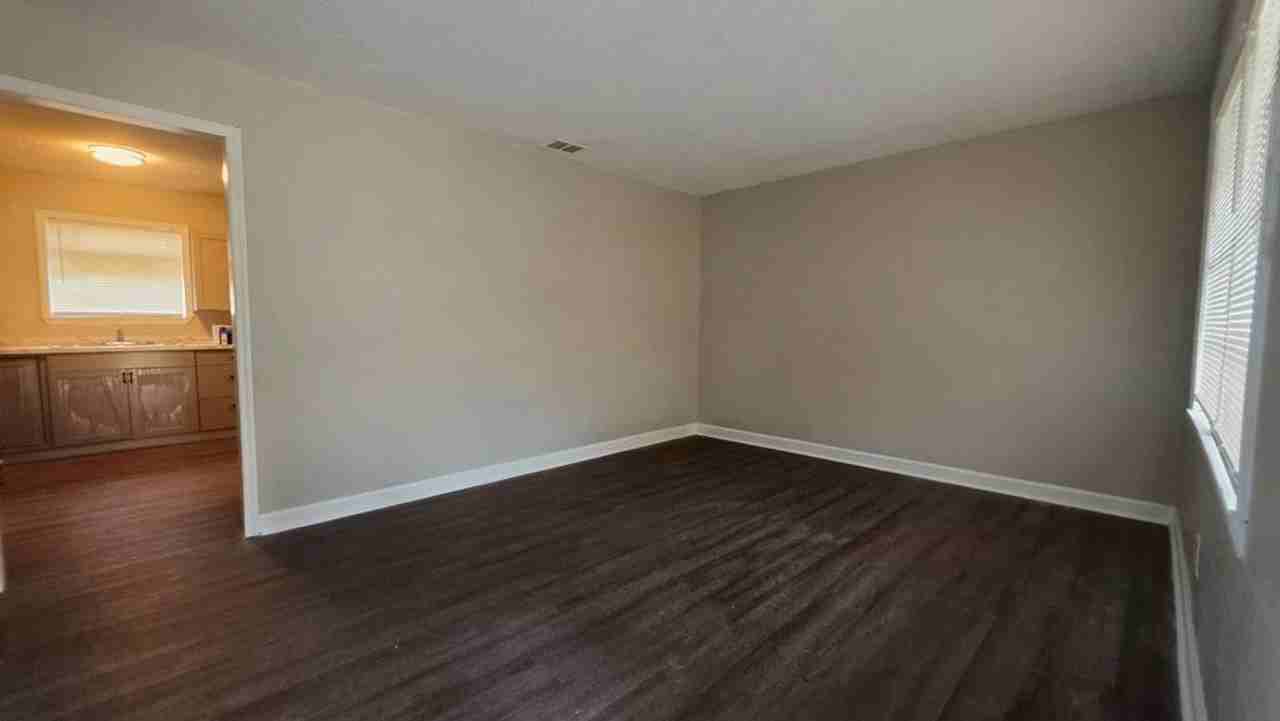 220 Ebony Ln - Photo 2 of 15