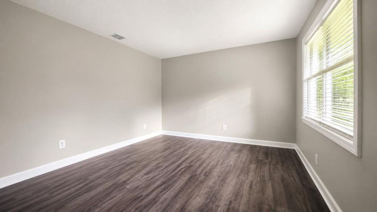 220 Ebony Ln - Photo 3 of 15