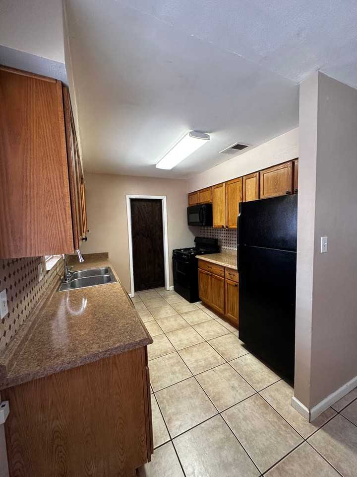 2116 Club Ave - Photo 3 of 10