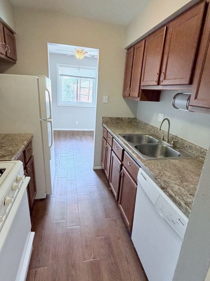 925 Heritage Ct #301 - Photo 5 of 18