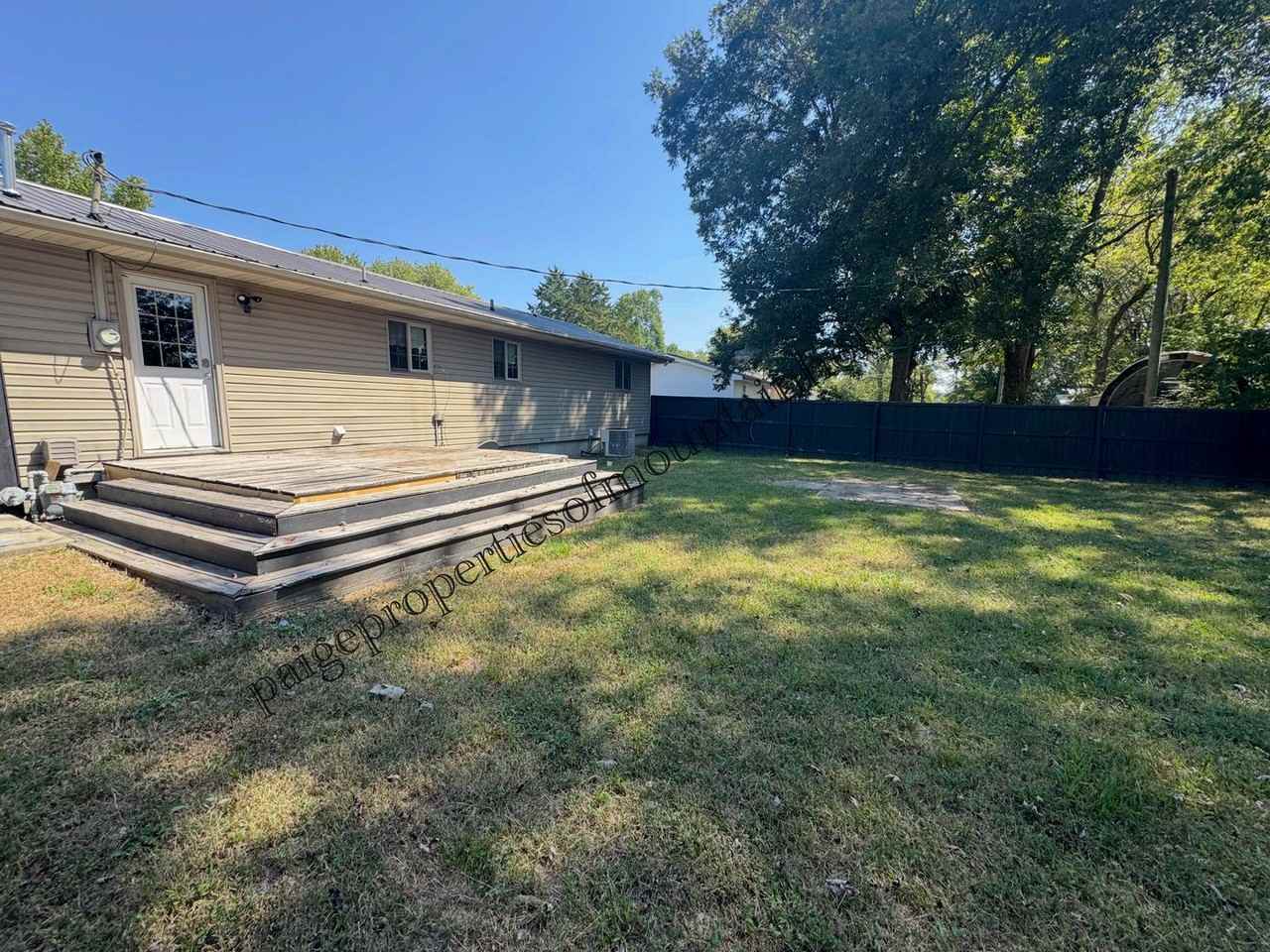 702 Thorn St - Photo 2 of 25