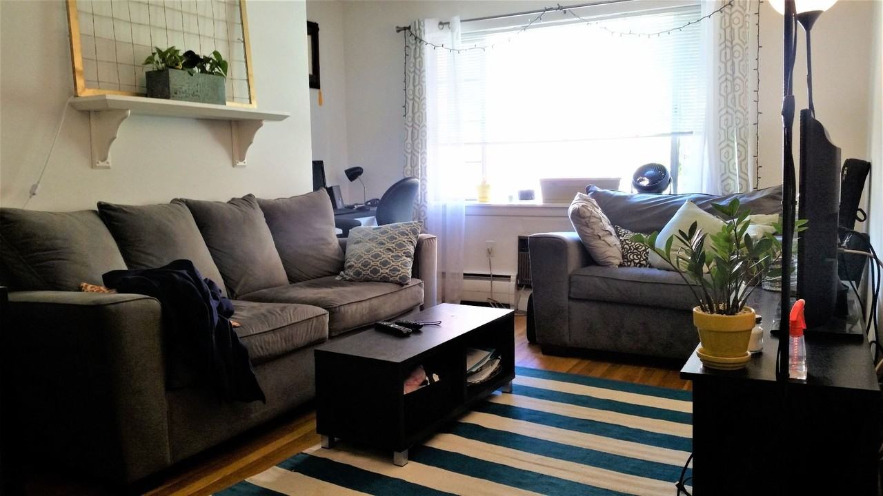 52 Evergreen St - Photo 5 of 10