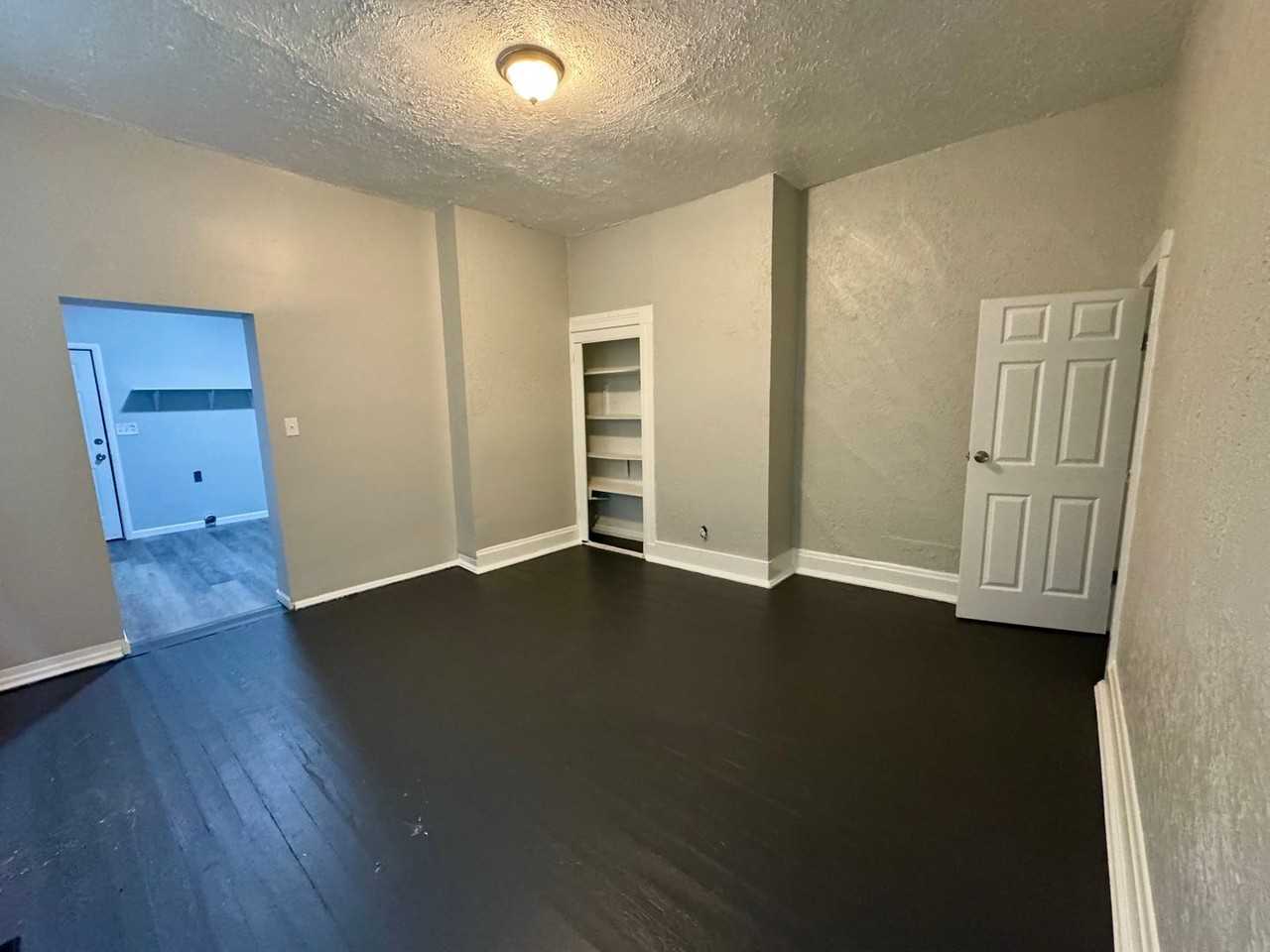 1027 Wells St - Photo 4 of 13