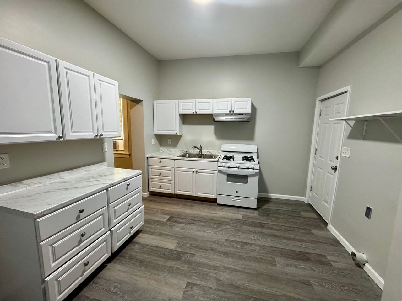 1027 Wells St - Photo 5 of 13