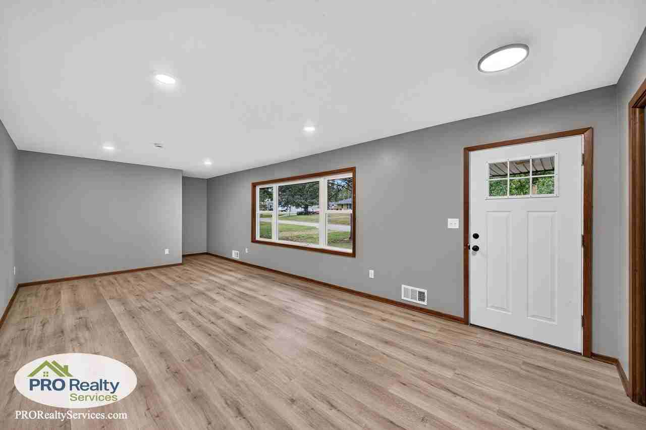 2929 Hamlet Ave N - Photo 2 of 28