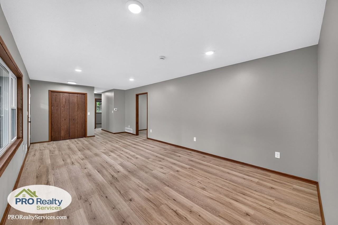 2929 Hamlet Ave N - Photo 3 of 28