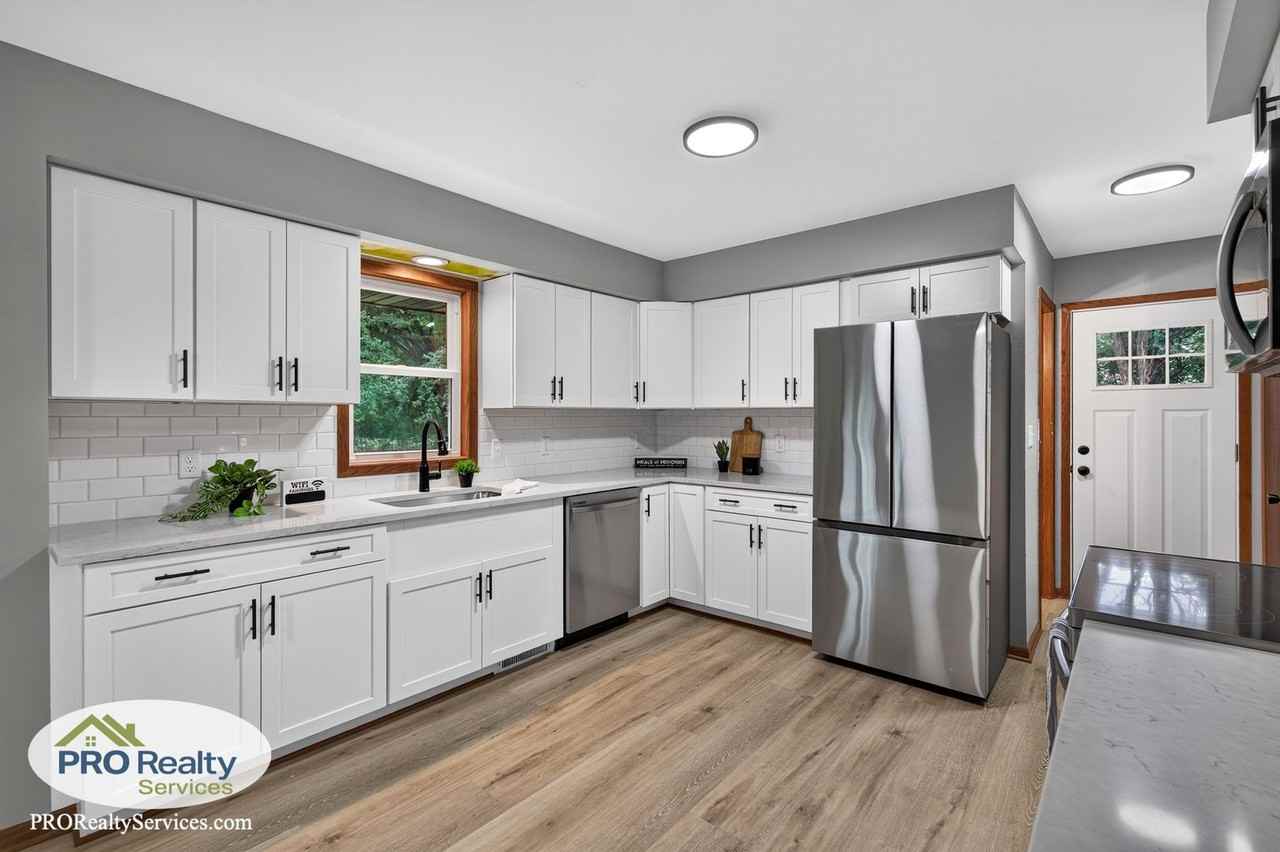 2929 Hamlet Ave N - Photo 5 of 28
