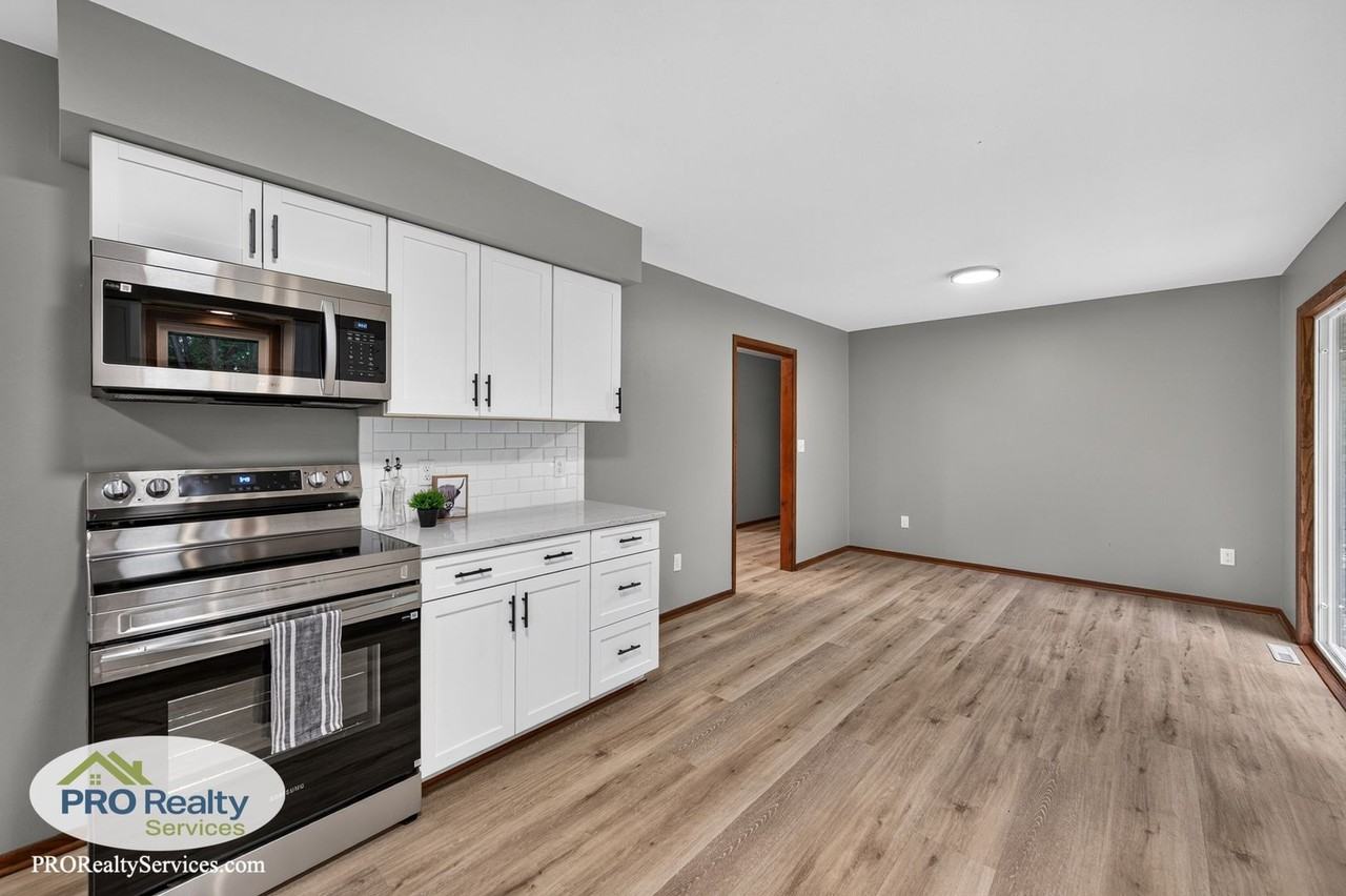 2929 Hamlet Ave N - Photo 6 of 28