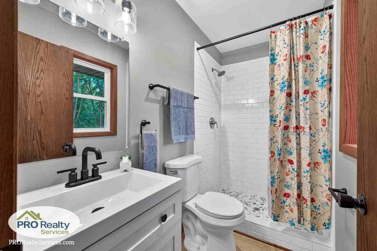 2929 Hamlet Ave N - Photo 7 of 28