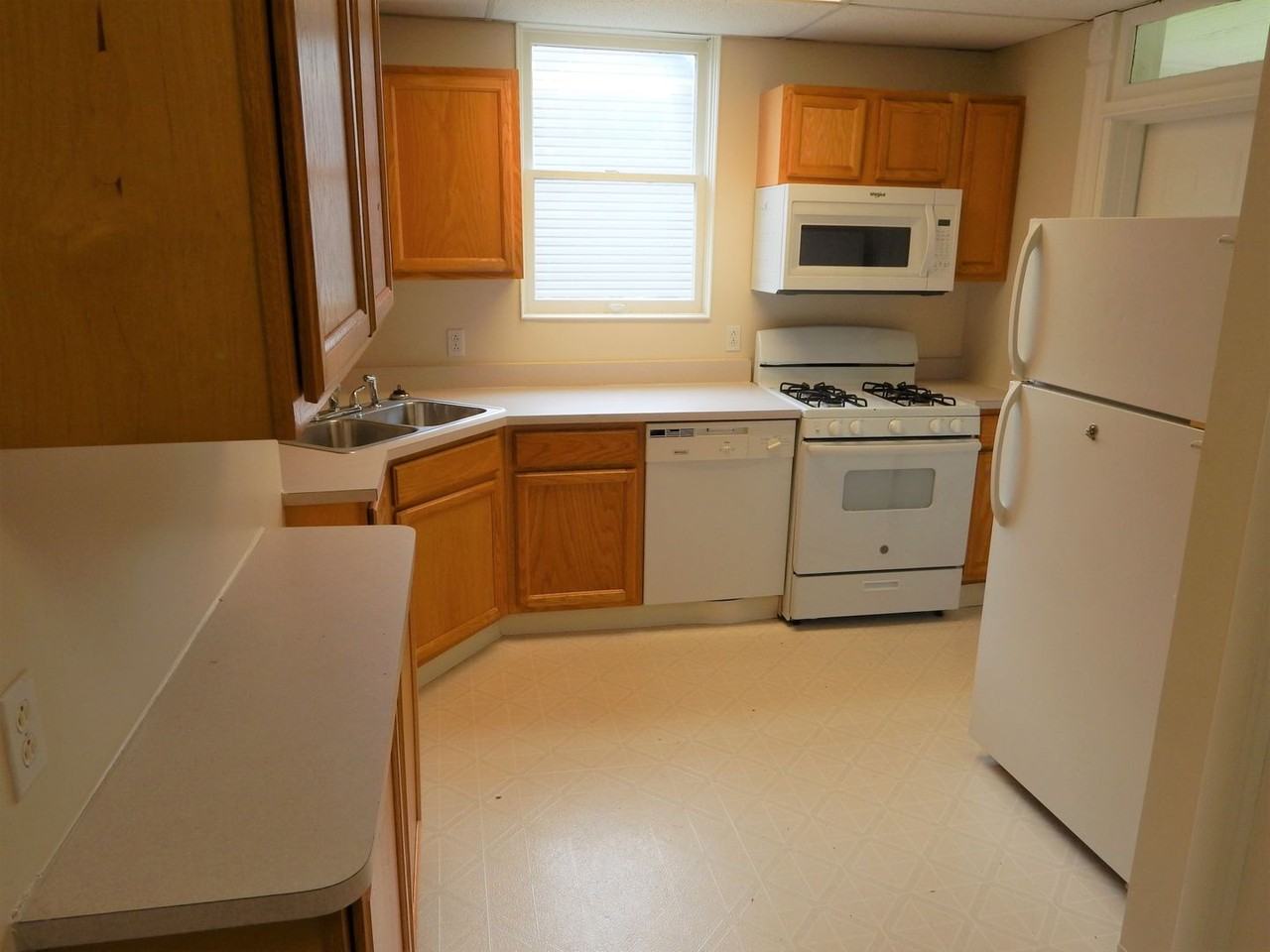 452 Melrose St - Photo 7 of 26