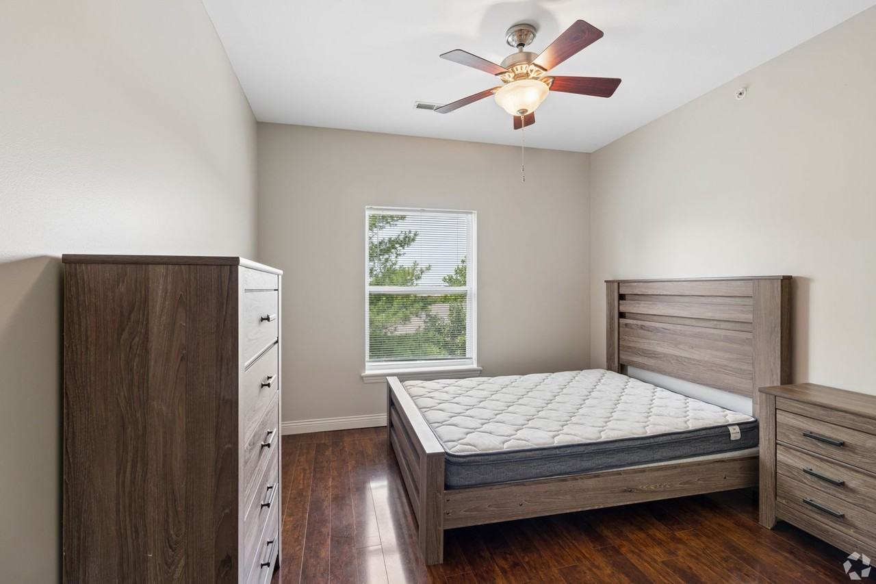 Manor - Lofts at The Manor Apartments - Photo 5 of 12