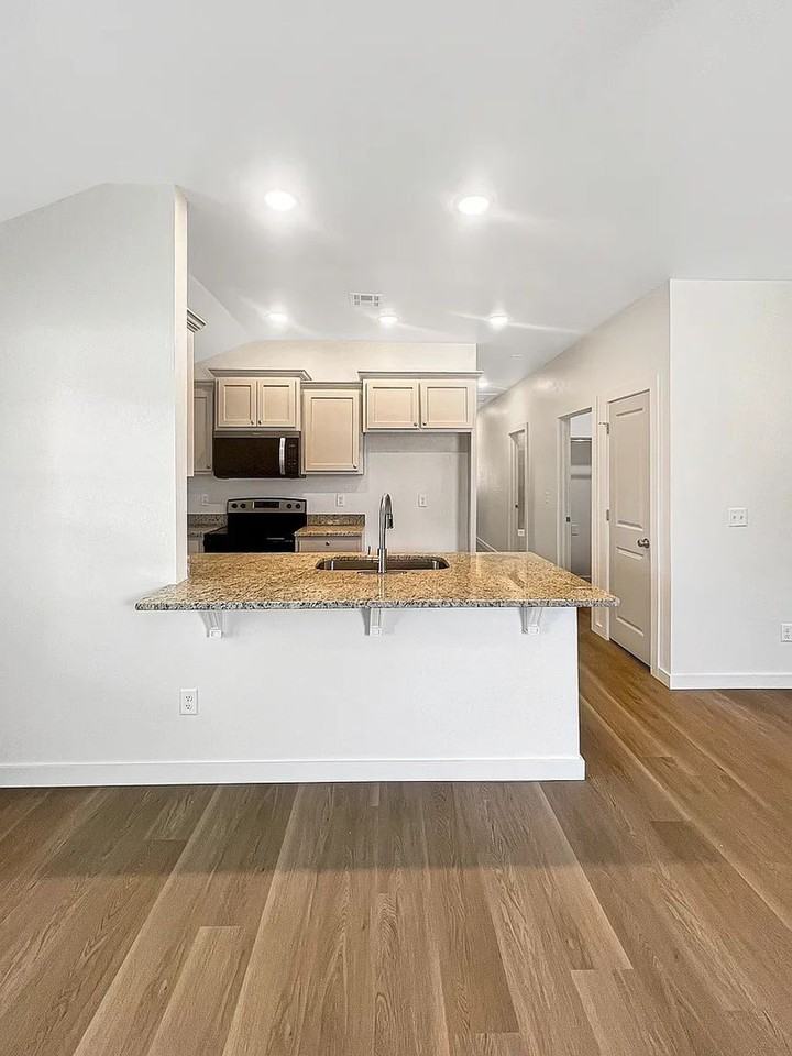 203 Sw 17th St #1 - Photo 4 of 15