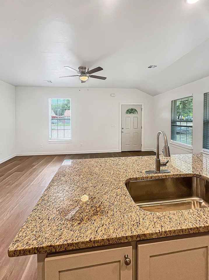 203 Sw 17th St #1 - Photo 5 of 15