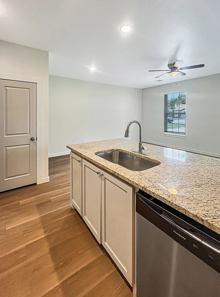 203 Sw 17th St #1 - Photo 6 of 15