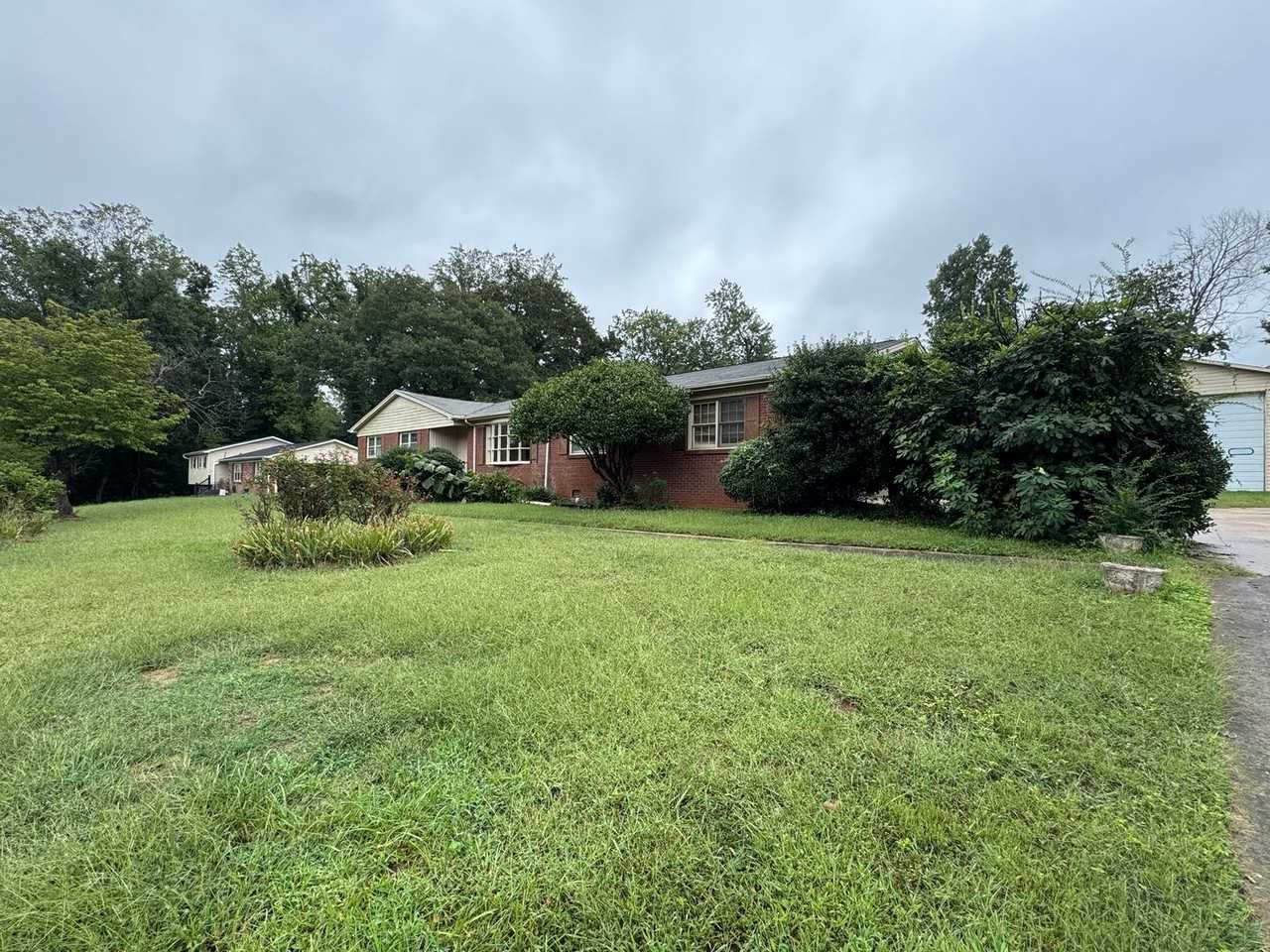 913 Surry Dr - Photo 2 of 50