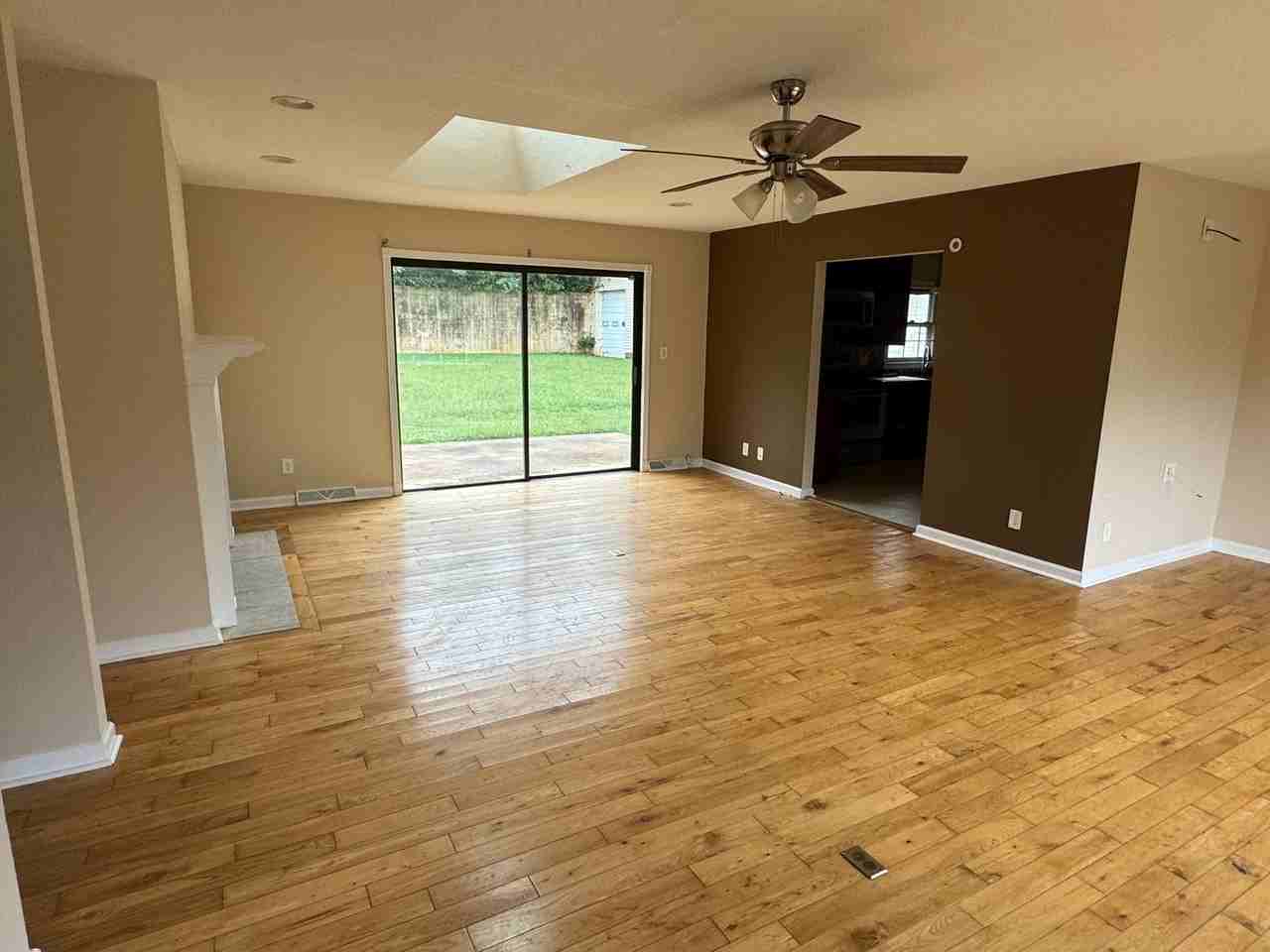 913 Surry Dr - Photo 3 of 50