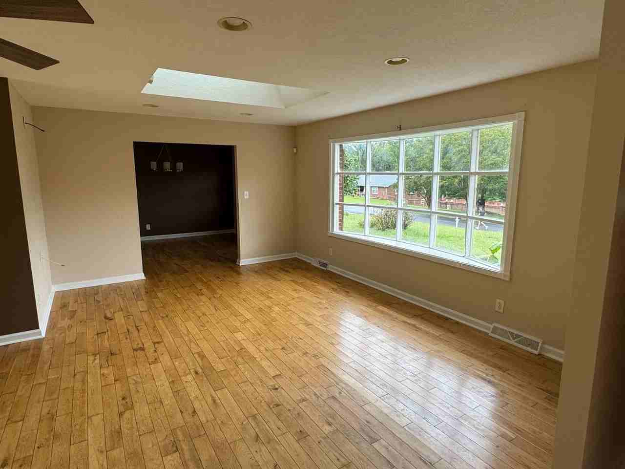 913 Surry Dr - Photo 4 of 50