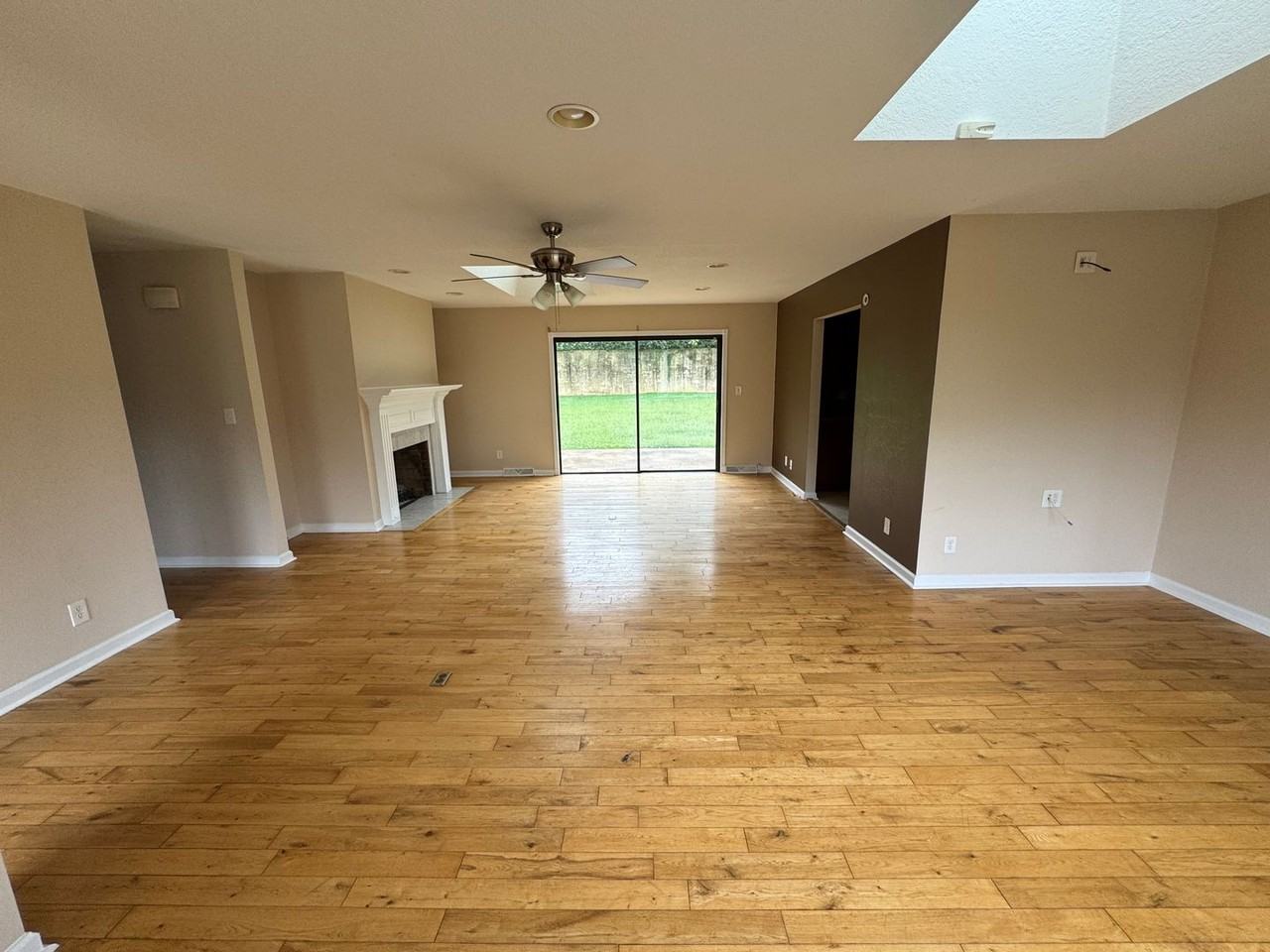 913 Surry Dr - Photo 5 of 50