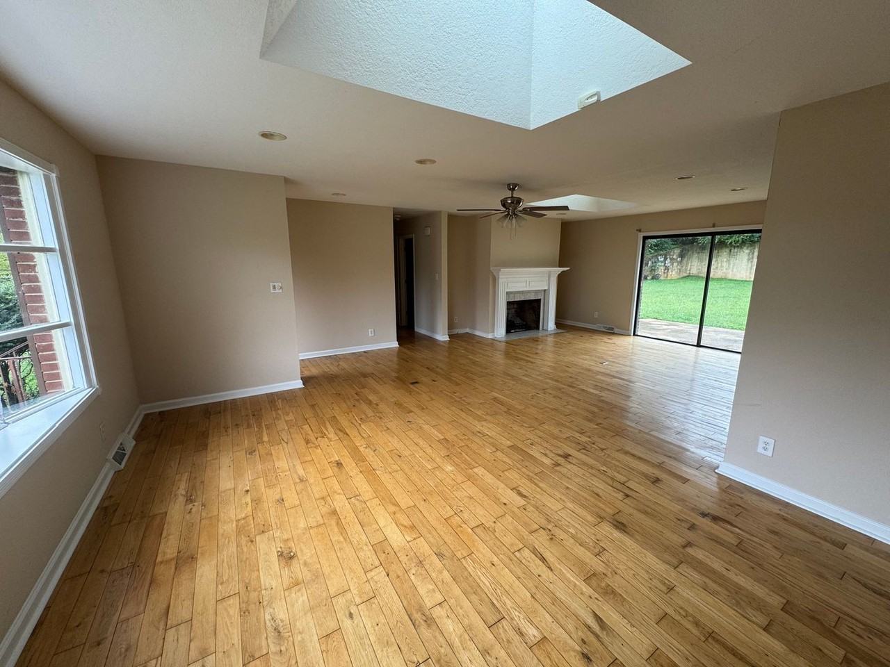 913 Surry Dr - Photo 6 of 50