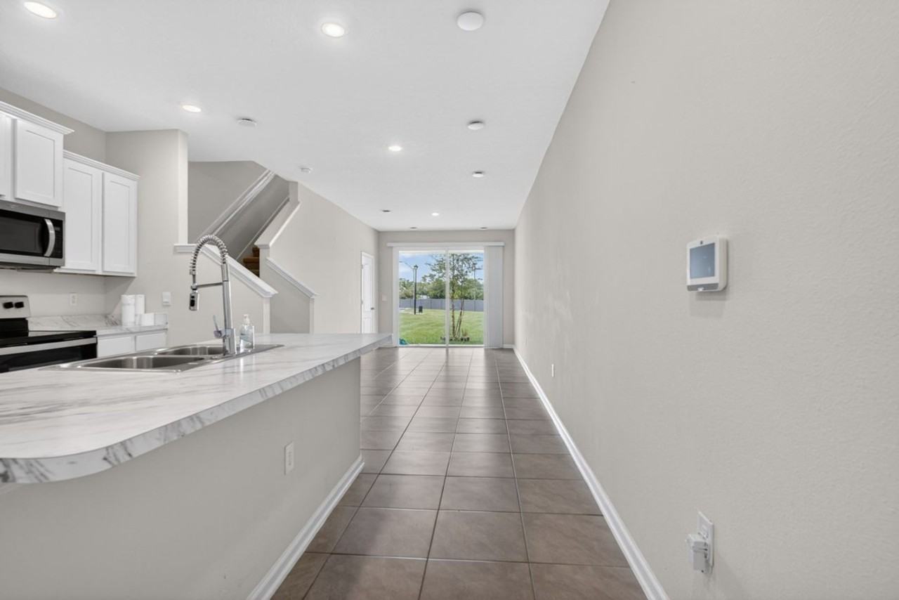 8210 Larose Rd - Photo 4 of 33
