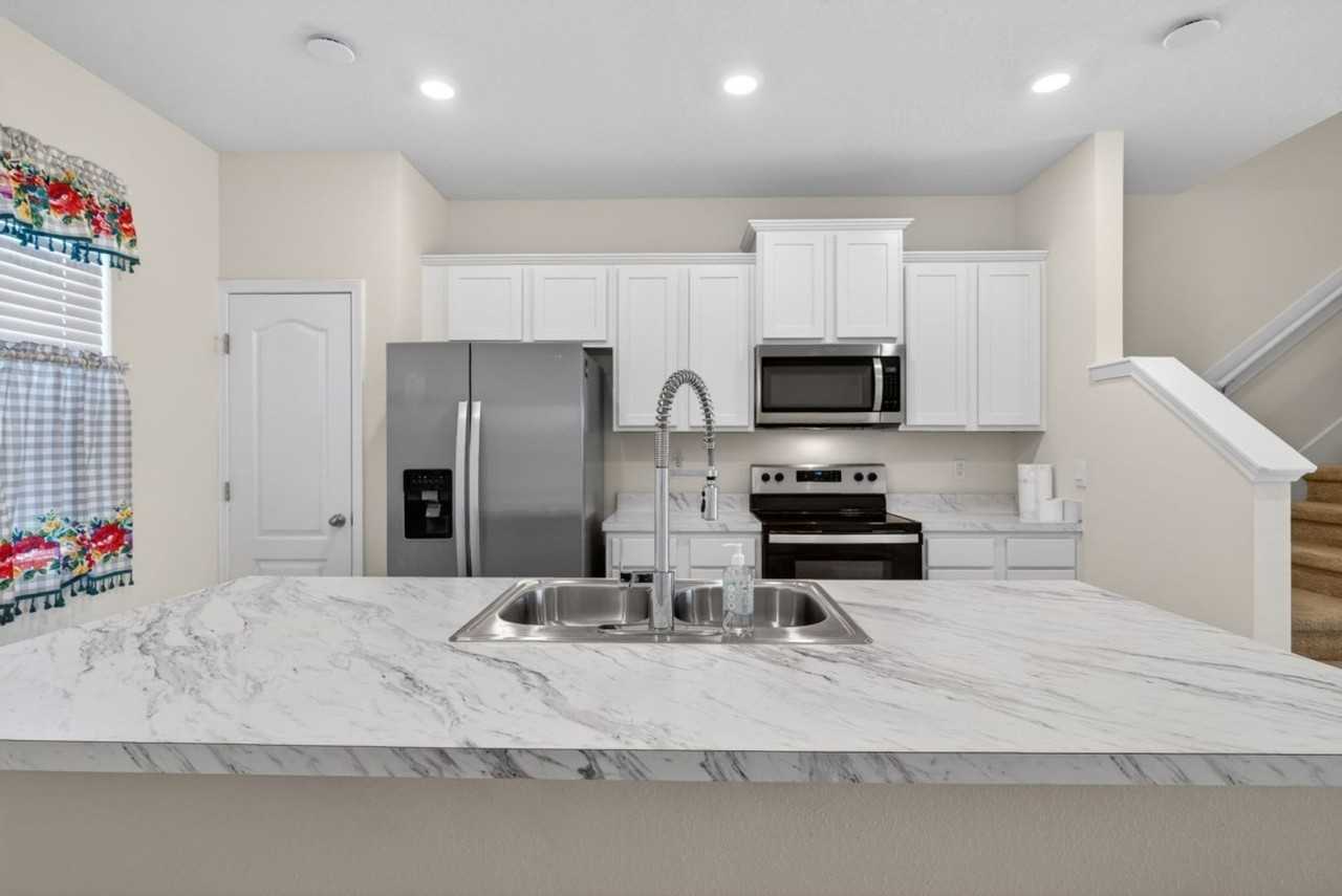 8210 Larose Rd - Photo 6 of 33