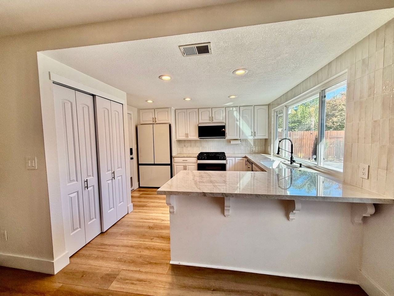 310 Creekside Ct - Photo 3 of 25