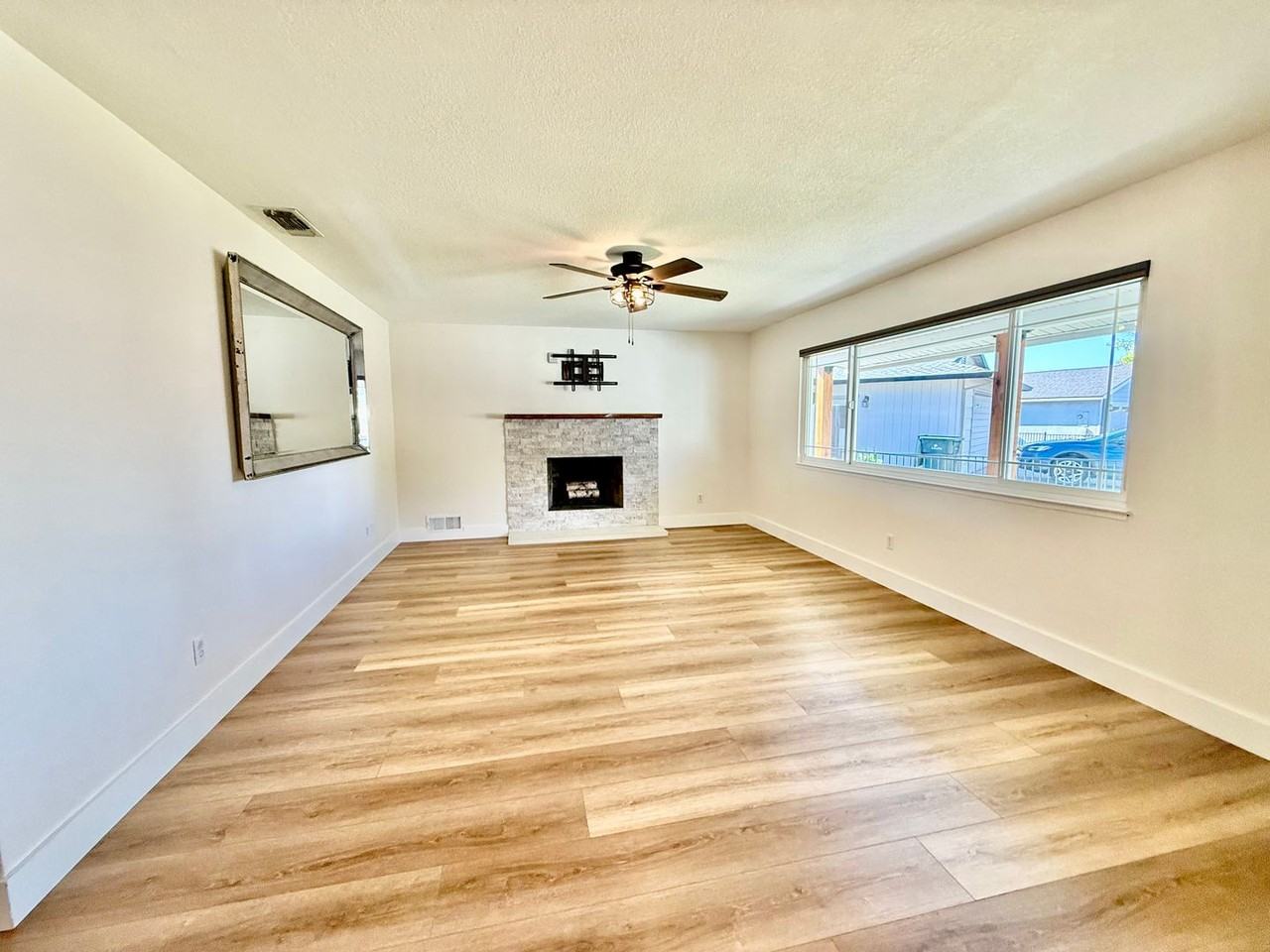 310 Creekside Ct - Photo 7 of 25
