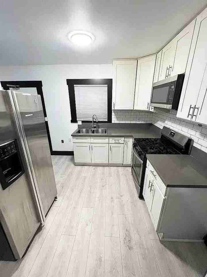 112 S Hoover St - Photo 2 of 12