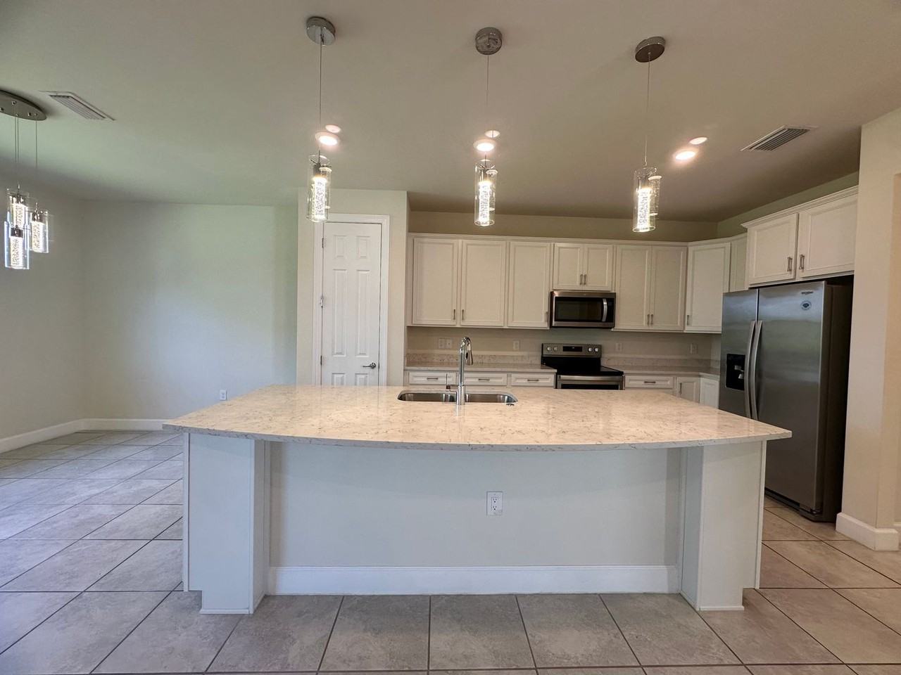 9074 Bexley Dr - Photo 4 of 37