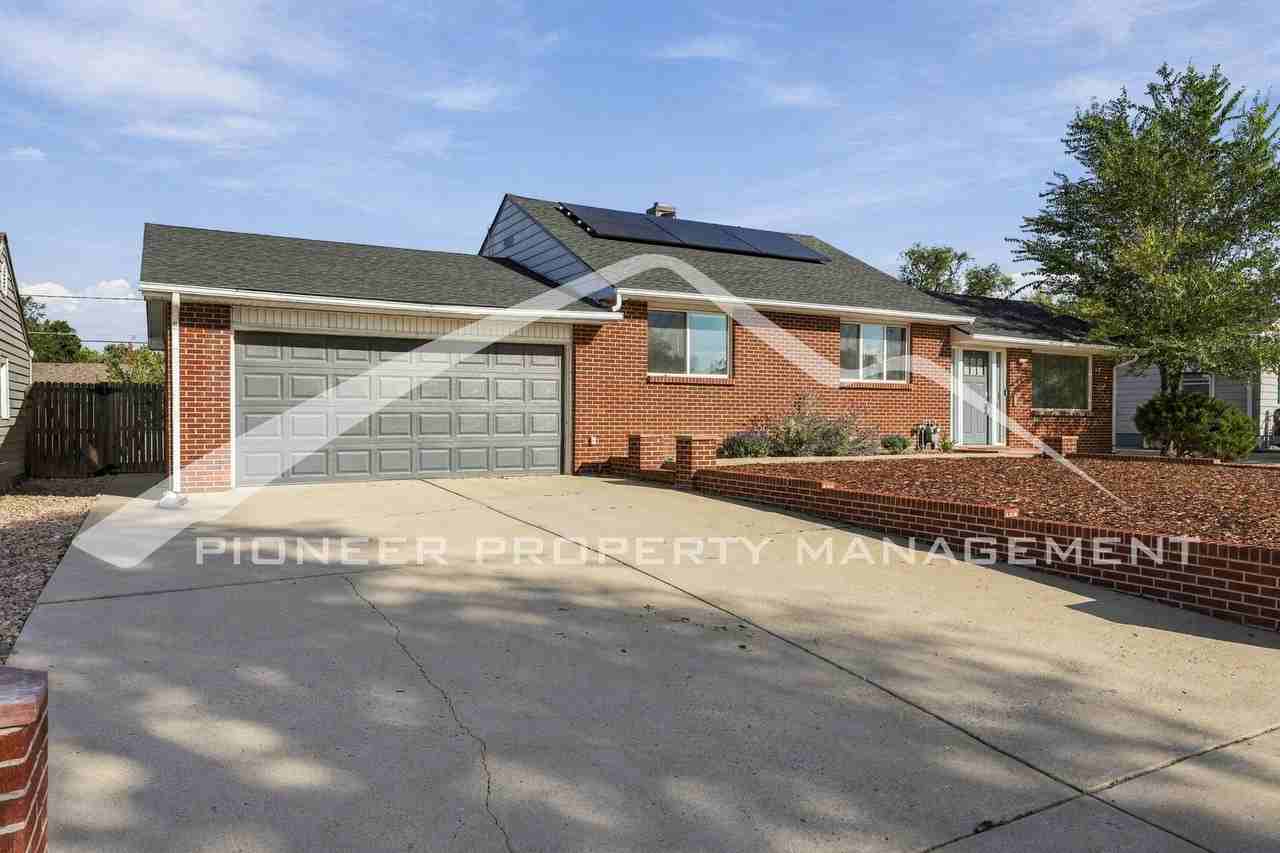 1960 Oakland St - Photo 3 of 25