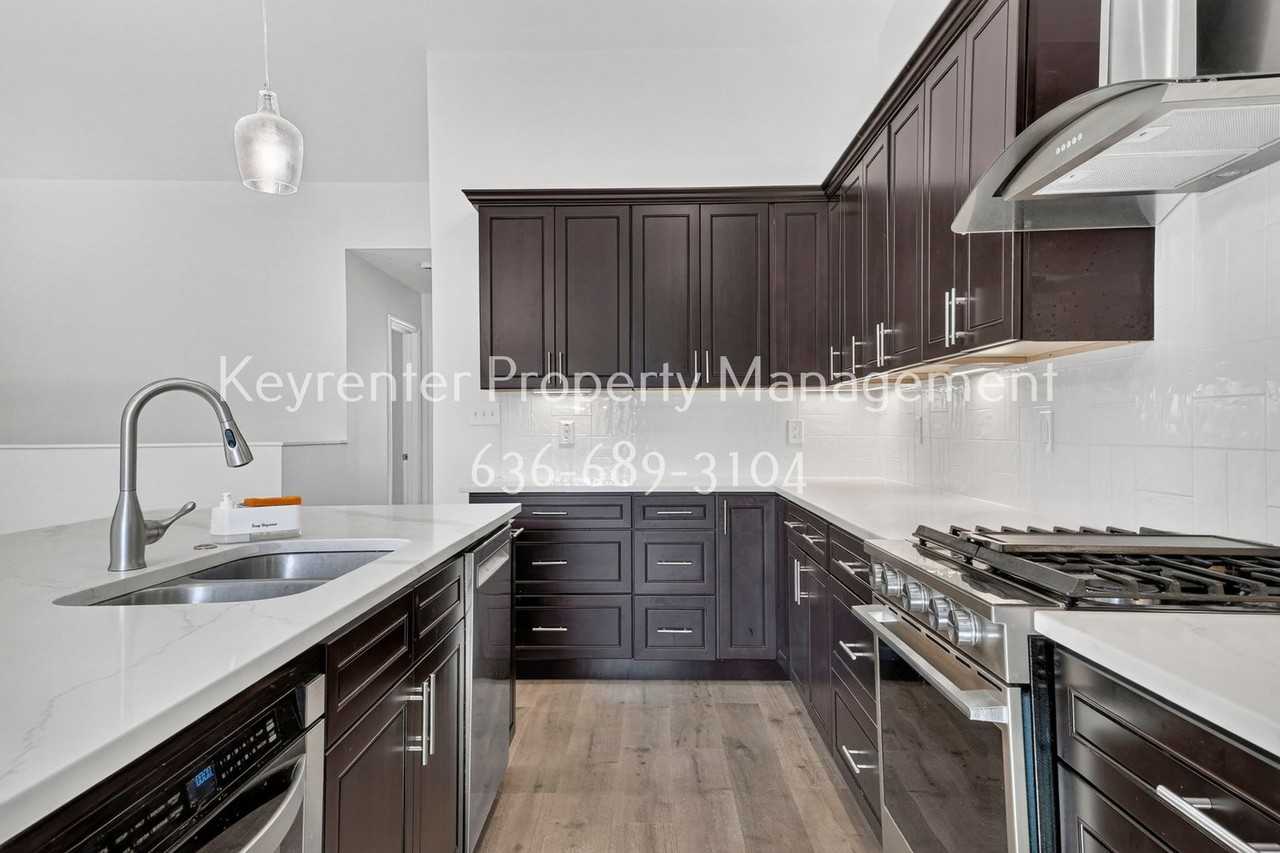 926 Townhouse Ln - Photo 2 of 33