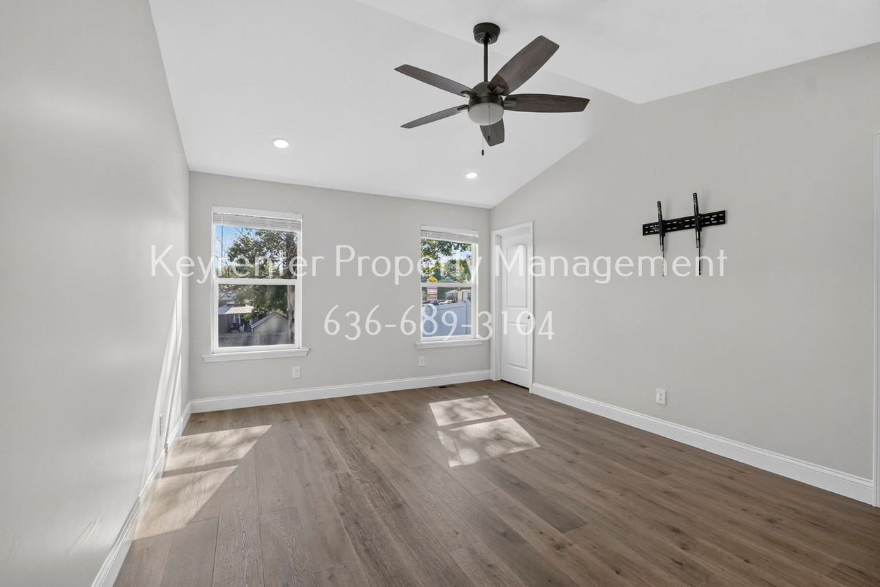 926 Townhouse Ln - Photo 4 of 33