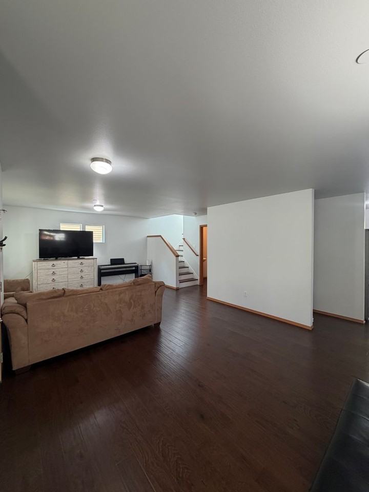 1479 Burnside Pl - Photo 3 of 14