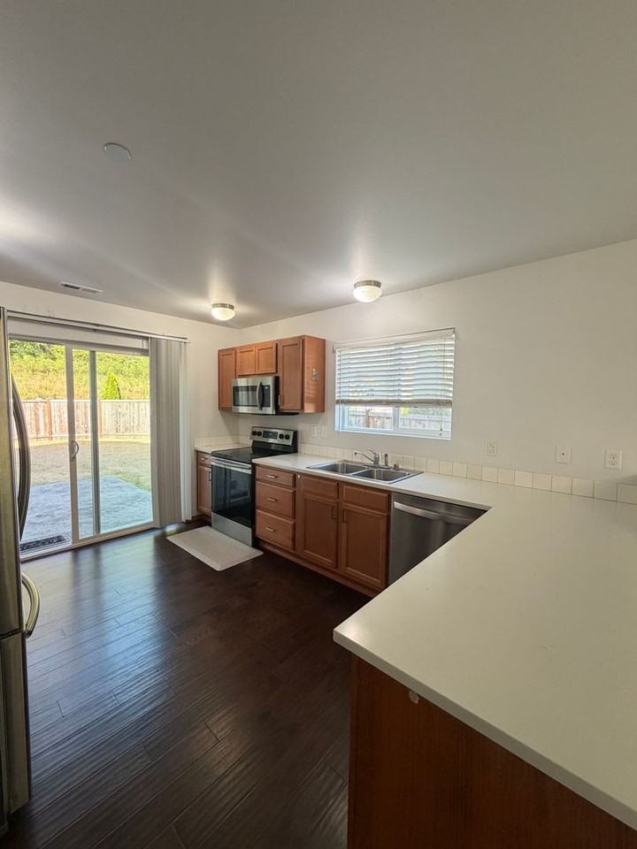 1479 Burnside Pl - Photo 5 of 14