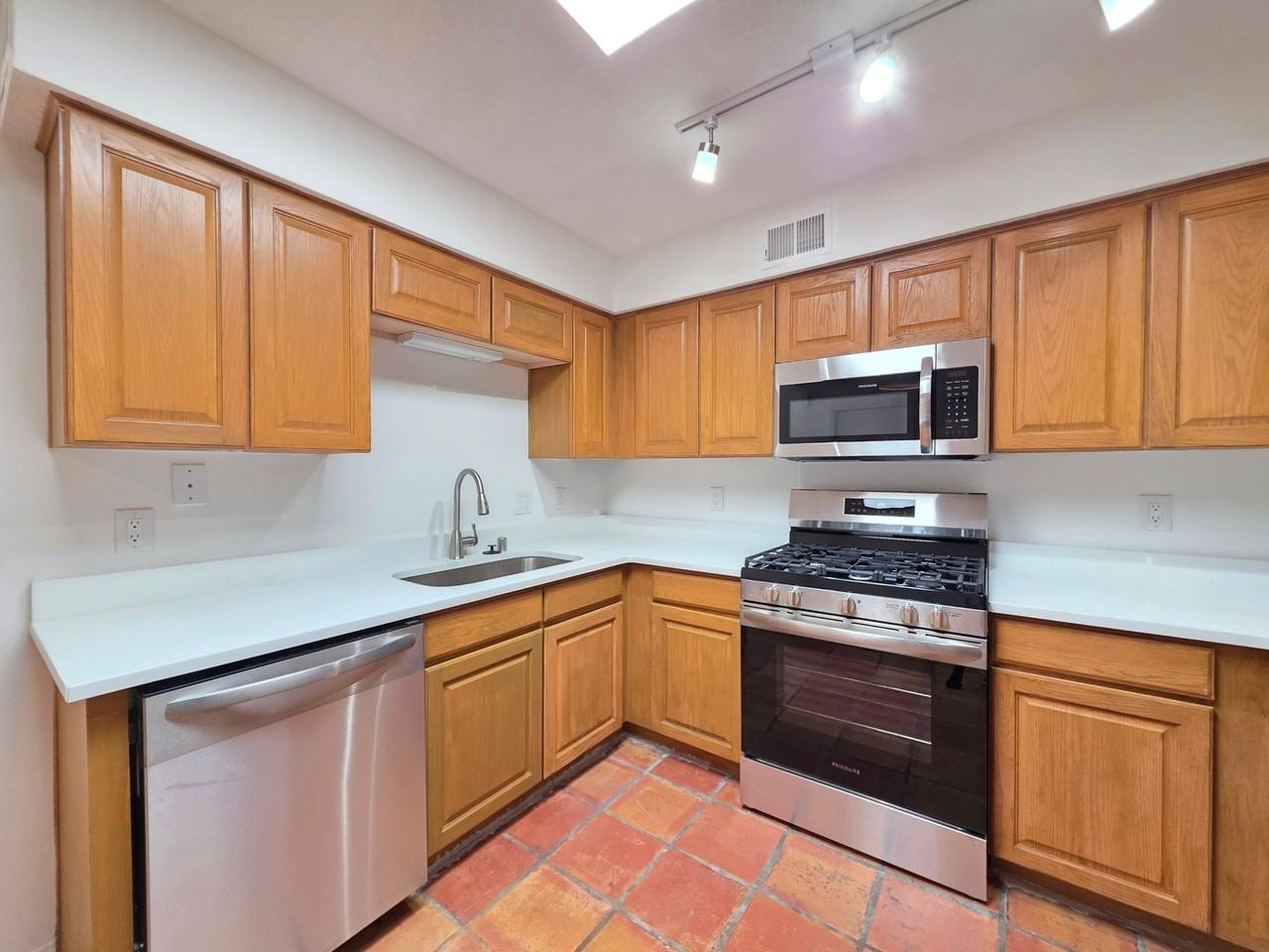 1504 Escondida Ct - Photo 7 of 24