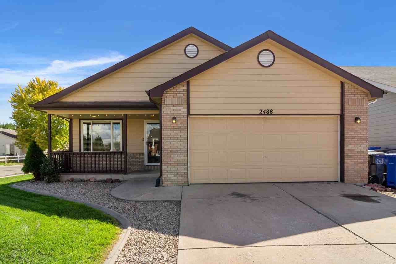 2488 Sapphire St - Photo 2 of 33
