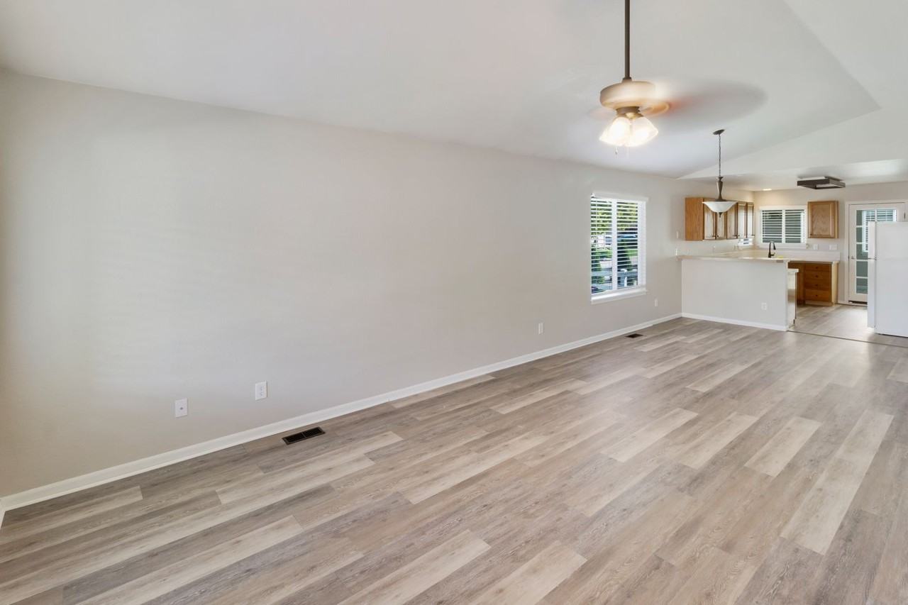 2488 Sapphire St - Photo 3 of 33