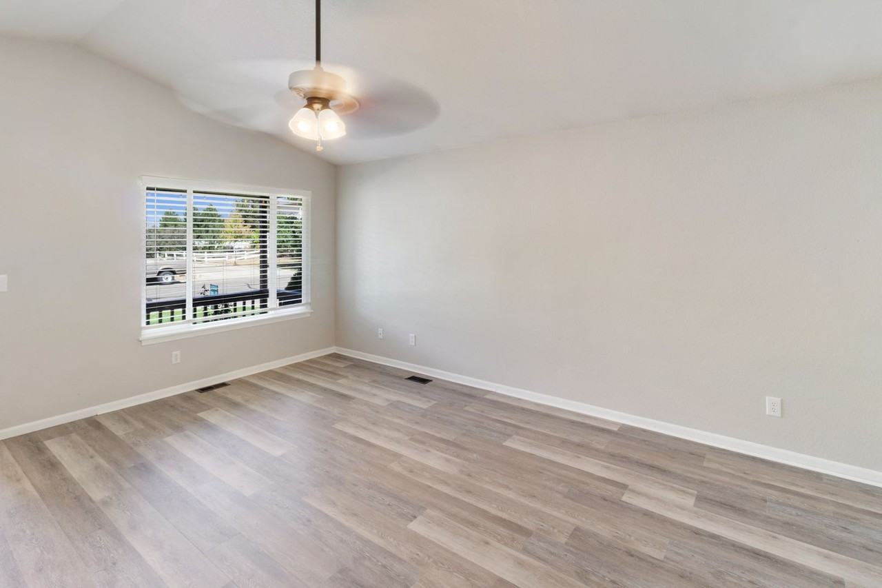 2488 Sapphire St - Photo 4 of 33