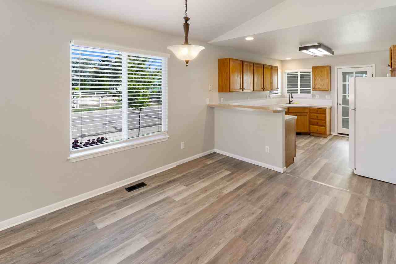 2488 Sapphire St - Photo 5 of 33