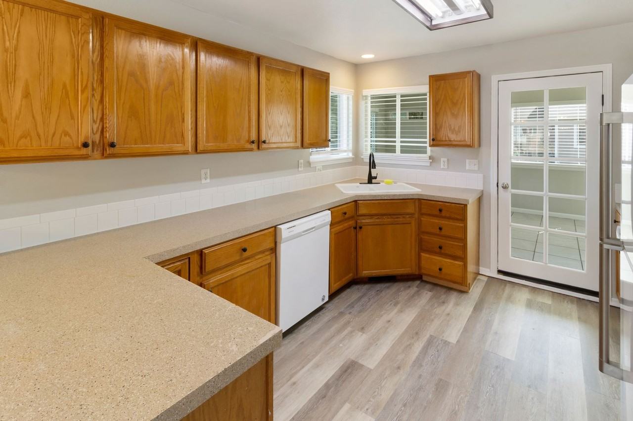 2488 Sapphire St - Photo 6 of 33