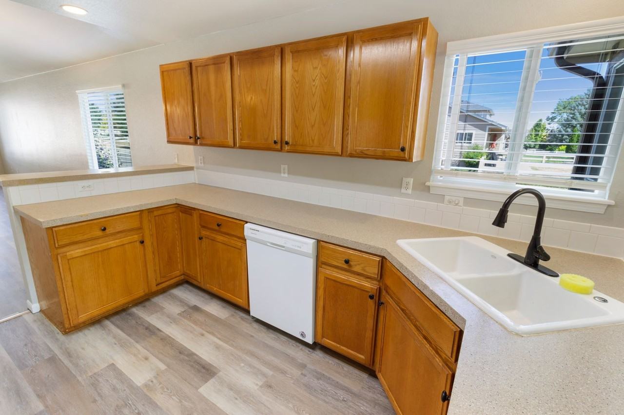2488 Sapphire St - Photo 7 of 33