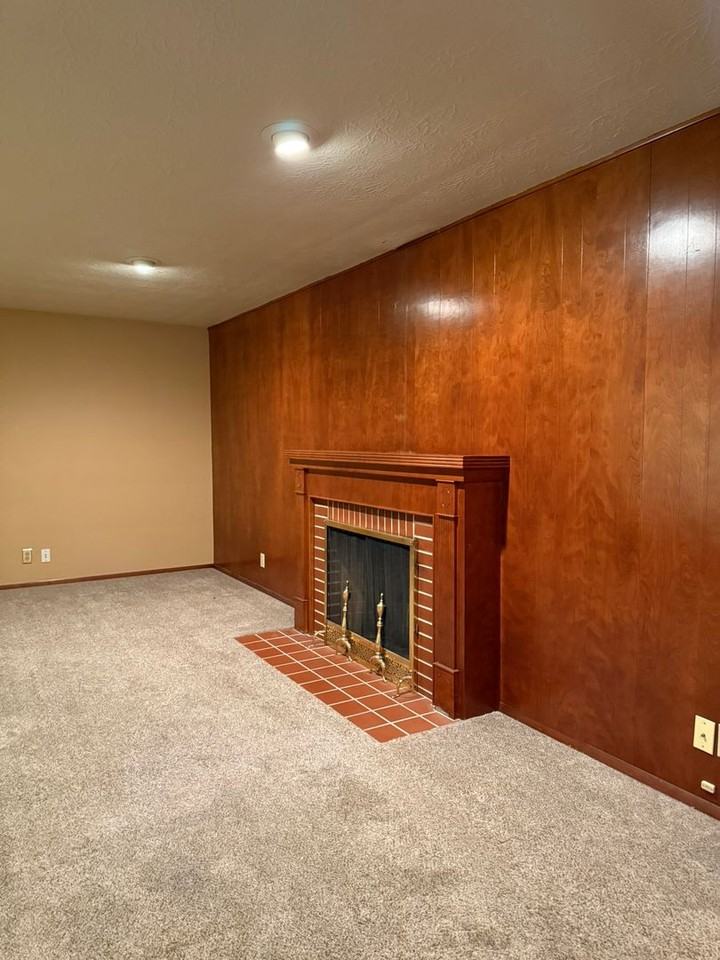 4649 39th Ave Ne - Photo 5 of 13
