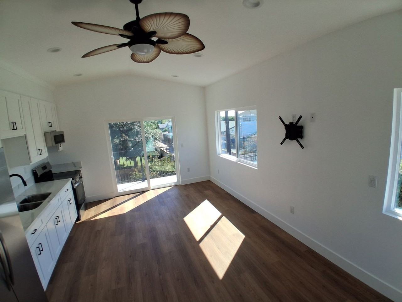 591 Grove Ave - Photo 4 of 12