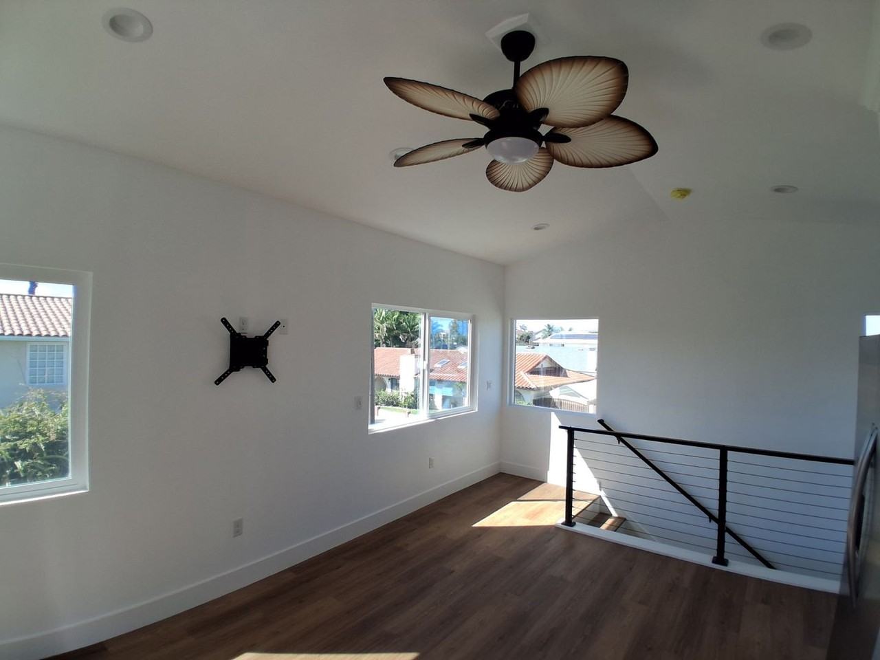 591 Grove Ave - Photo 7 of 12